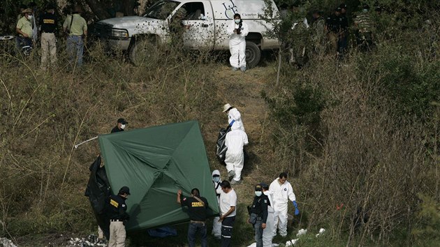 Policie hromadn hroby objevila pi ptrn po dvojici poheovanch federlnch agent (21. listopadu 2013).