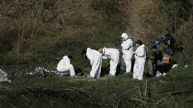Nalezen ostatky pat nkolika destkm lid. Na nkterch z nich je patrn, e obti byly ped svou smrt mueny (21. listopadu 2013).