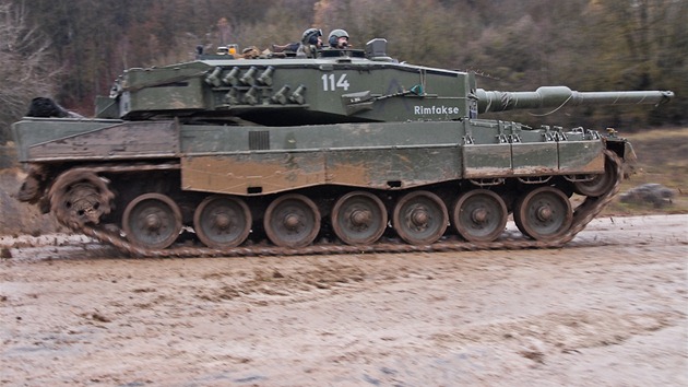 Neptelsk tank Leopard norsk armdy bhem cvien Sabre Junction II v nmeckm Hohenfelsu