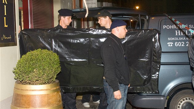 Policie zastnila nakldn tla zastelenho Vclava Koky mladho. (10. jna 2008)