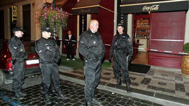Strnci hldajc vchod do baru Monarch, kde byl zastelen Vclav Koka mlad. (10. jna 2008)