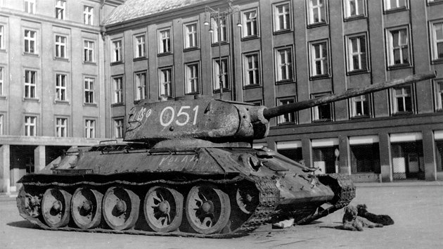 Tank .051 v kvtnu 1945 na prokeov nmst v Ostrav. Stroj jako prvn pejel strategicky vznamn sk most.