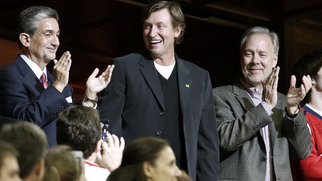 NA KOSTCE. Ve třetí třetině utkání Washingtonu s Montrealem byl hlasatelem vyhlášen Wayne Gretzky a tleskal mu i majitel Washingtonu Ted Leonsis (vlevo).