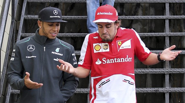 RIKKNEN? PROPCHNU MU GUMY. Fernando Alonso pravdpodobn vzpomn s Lewisem Hamiltonem (vlevo), jak si dlali naschvly jako tmov kolegov u McLarenu.