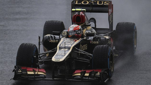DRIFT PO FRANCOUZKU. Romain Grosjean s vozem Lotus ve tetm trninku Velk ceny Brazlie F1.