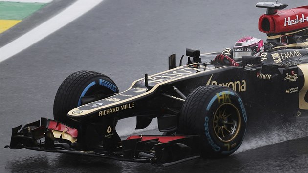 DRIFT PO FINSKU. HEIKKI KOVALAINEN s vozem Lotus ve tetm trninku Velk ceny Brazlie F1.