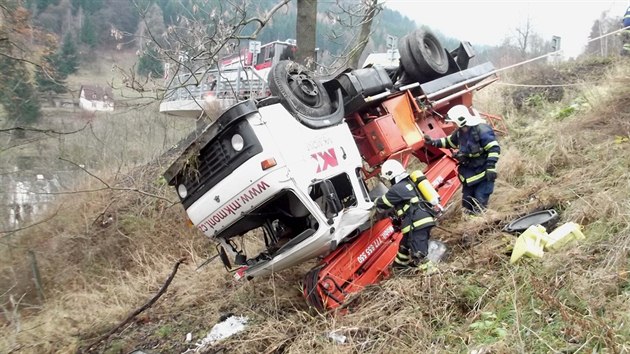 Hasii museli u Jchymova na Karlovarsku vyproovat z pkrho srzu nkolikatunov zdvihac nkladn automobil.