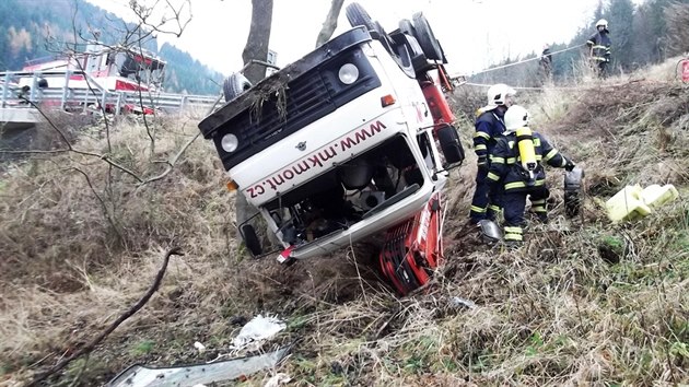 Hasii museli u Jchymova na Karlovarsku vyproovat z pkrho srzu nkolikatunov zdvihac nkladn automobil.