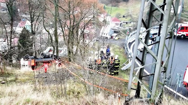 Hasii museli u Jchymova na Karlovarsku vyproovat z pkrho srzu nkolikatunov zdvihac nkladn automobil.