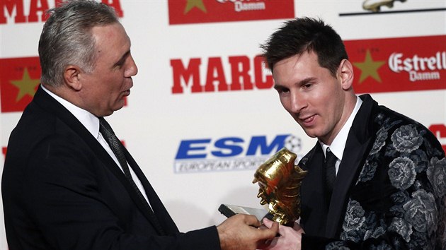 Argentinsk tonk Lionel Messi z Barcelony pebr od Christo Stoikova Zlatou kopaku pro nejlepho stelce evropskch soutch za ronk 2012/2013.