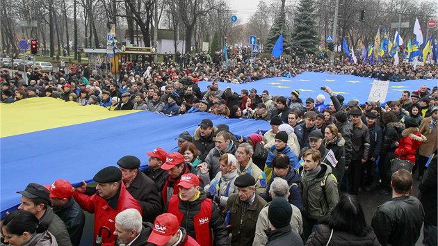 Desetitisce lid se zastnily nedln demonstrace v Kyjev. Organiztoi protest pojmenovali "Za evropskou Ukrajinu", reagovali tak na zastaven integrace sttu s Evropskou uni. (24. listopadu 2013)