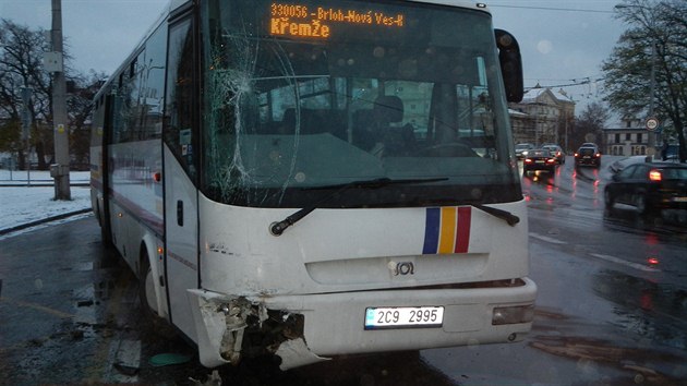 Ped sedmou rann se stala nehoda na Lidick td v eskch Budjovicch. Srazily se tady autobus, trolejbus a osobn automobil.