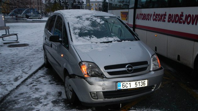 Ped sedmou rann se stala nehoda na Lidick td v eskch Budjovicch. Srazily se tady autobus, trolejbus a osobn automobil.