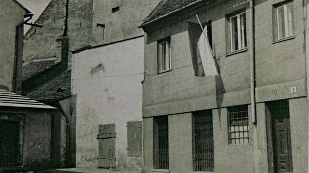 Manželé Padrnosovi opravují v centru Třebíče historický židovský dům. Vracejí mu podobu z 19. století. Takto je zachycen na staré fotografii.