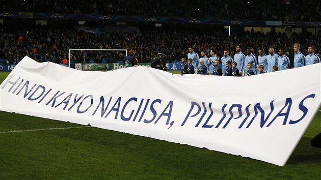 Hráči Manchesteru City nastoupili s transparentem, na němž podpořili oběti tajfunu na Filipínách.