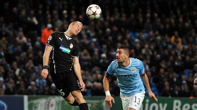 Plzesk zlonk Daniel Kol se sna vyzrt na obranu Manchesteru City, kterou na fotografii zastupuje Aleksandar Kolarov (v modrm).