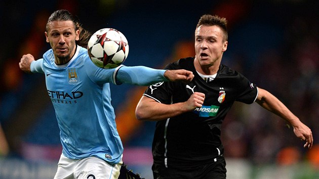 Plzesk tonk Stanislav Tecl (vpravo) a Martin Demichelis z Manchesteru City bojuj o m.