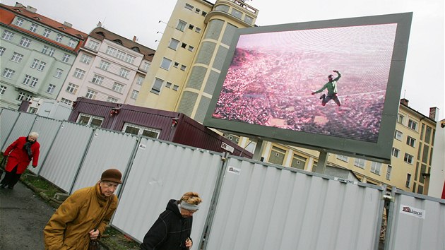 U karlovarsk trnice se objevila novinka. Velk svteln tabule. Ne kadho ovem nadchla.