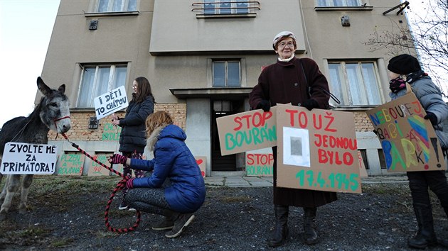 Lid protestovali proti plnovan stavb obchvatu Roudn a zvaovan demolici domu slo 40 v Lun ulici, kter by ml silnici ustoupit.