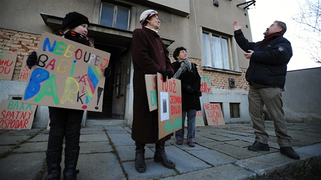 Lid protestovali proti plnovan stavb obchvatu Roudn a zvaovan demolici domu slo 40 v Lun ulici, kter by ml silnici ustoupit.