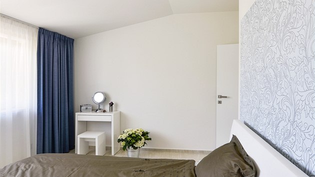 Ložnice je vybavena pohodlným dvojlůžkem (Kika). Hlavní stěnu zdobí tapeta s jemným dekorem.






