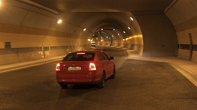 Pro bn provoz je tunel ve smru Troja dvouproudov. Zatm vak jet nejsou hotov dlic ry.