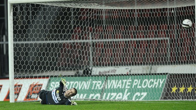 Brnnsk brank Vclav Hladk inkasuje gl z penalty, kterou zahrval Pavel Horvth.