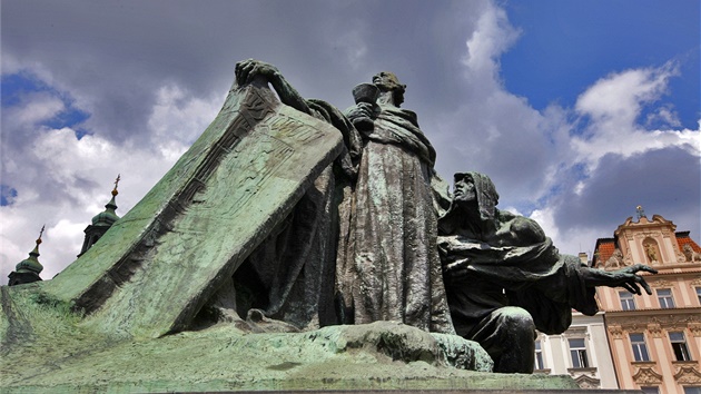 Husv pomník stojí na Staromstském námstí od roku 1915. Ti roky tu stál
