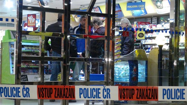 Ve vestibulu pražského hlavního nádraží polonahý mladík napadl a zranil prodavačku. Policisté ho při zásahu postřelili do břicha.