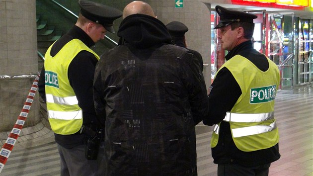 Policisté ve vestibulu pražského hlavního nádraží postřelili agresivního mladíka, který napadl prodavačku.