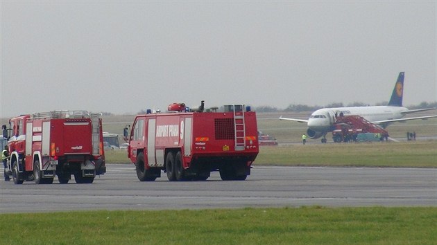 Na prask letit v Ruzyni pistl letoun spolenosti Lufthansa, ve kterm jsou podle anonymu terorist s bombou.