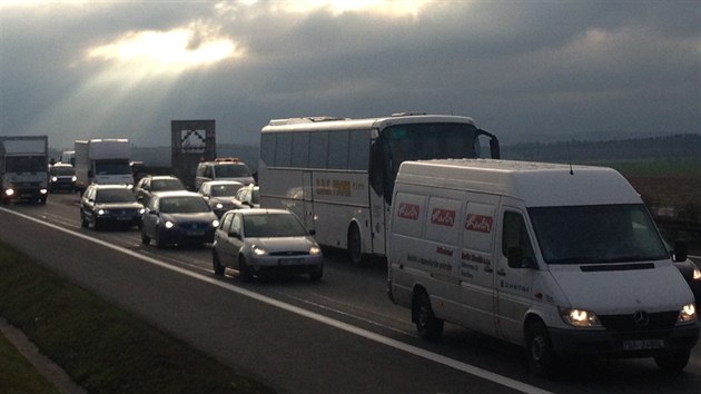 Ranní hromadná nehoda na třetím kilometru D1 zbrzdila příjezd do Prahy. Řidiči čekali v koloně až 50 minut.