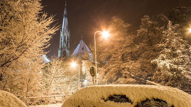 V noci z pondl na ter 26. listopadu snh pokryl centrum Olomouce. Na snmku v dmu svatho Vclava.