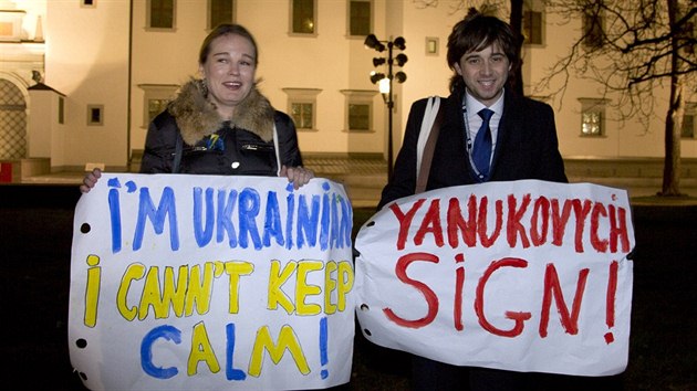 Ped palcem velkovvod v litevskm Vilniusu se selo nkolik Ukrajinc, kte demonstrovali za podpis asocian dohody s EU. Ukrajinsk prezident Janukovy to vak odmtl.