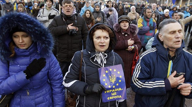 Lid, kte se v ptek rno seli na nmst v Kyjev k protestu proti tomu, e jejich prezident odmtl podepsat asocian dohodu s EU, zpvaj hymnu.
