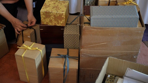 Vzcn aje jsou ukryty v krabicch. V sobotu se budou drait na prvn ajov aukci v Hongkongu.