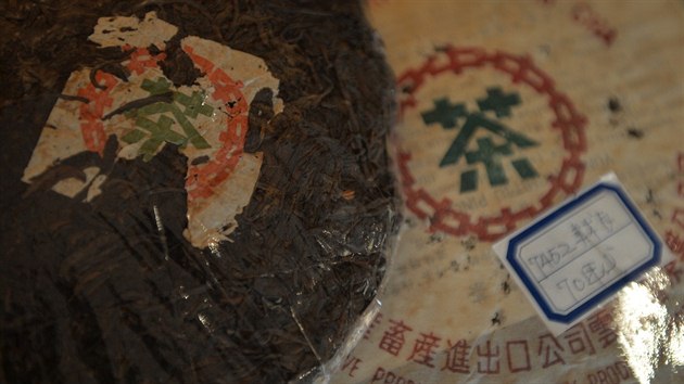 Dva balky aje jsou pipraveny na sobotn uniktn drabu aj v Hongkongu. Na obale maj prost npis - aj.