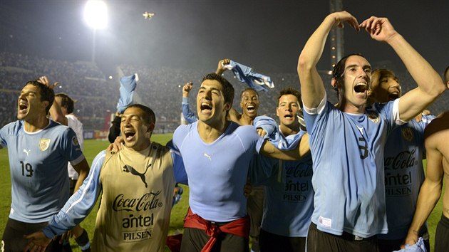Uruguayt fotbalist Andres Scotti, Walter Gargano, Luis Suarez a Diego Godin (zleva) slav postup na mistrovstv svta.