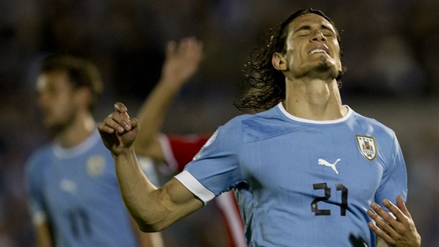Edinson Cavani z Uruguaye lituje promarnn ance proti Jordnsku.