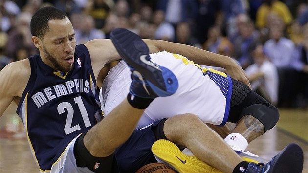 Tayshaun Prince (21) z Memphisu bojuje o m s Andrem Iguodalou z Golden State.