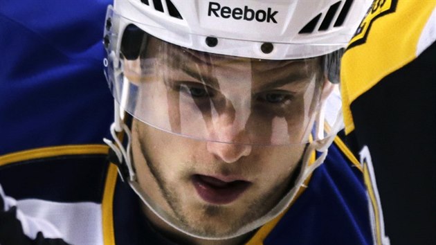 Vladimr Sobotka ze St. Louis se sousted na buly.