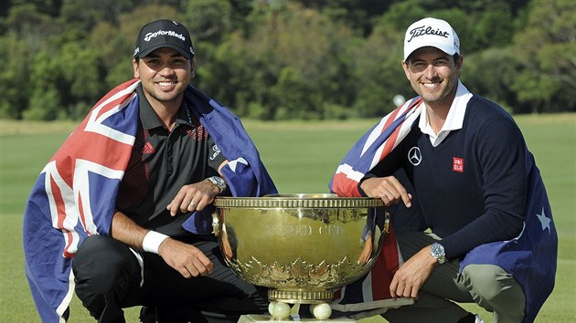 Australt golfist Jason Day (vlevo) a Adam Scott s trofej pro vtze Svtovho pohru dvojic.