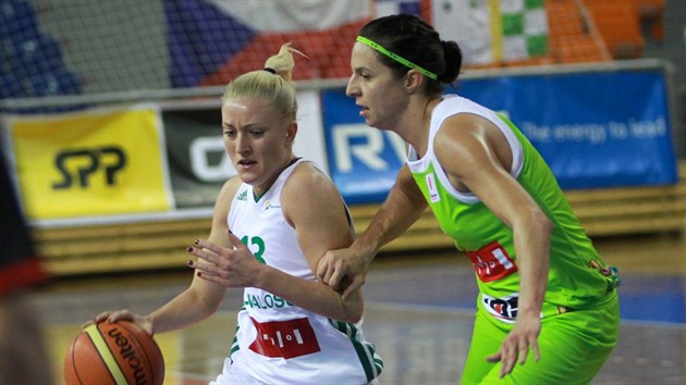 Kateinu Sedlkovou (vlevo) z Valosunu Brno atakuje Ivana Jalov z IMOS.