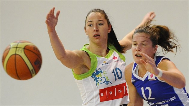 Barbora Kaprkov (vlevo) z IMOS Brno brn Gaelle Skrelaovou z Montpellieru.