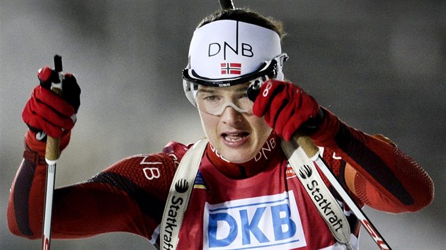 Ann Kristin Flatlandov z Norska ovldla sprint SP biatlonistek v stersundu.