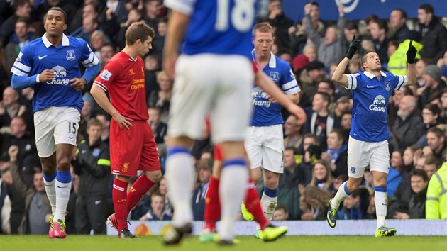 EVERTONSK RADOST. Domc Everton vyrovnal stav utkn s Liverpoolem na 1:1 v 8. minut zsluhou Kevina Mirallase (zcela vpravo).
