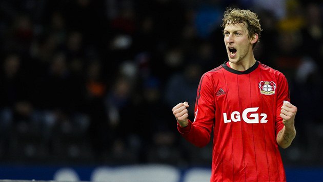 GESTO HOVOC ZA VE. Stefan Kiessling z Leverkusenu oslavuje trefu do st Herthy Berln.