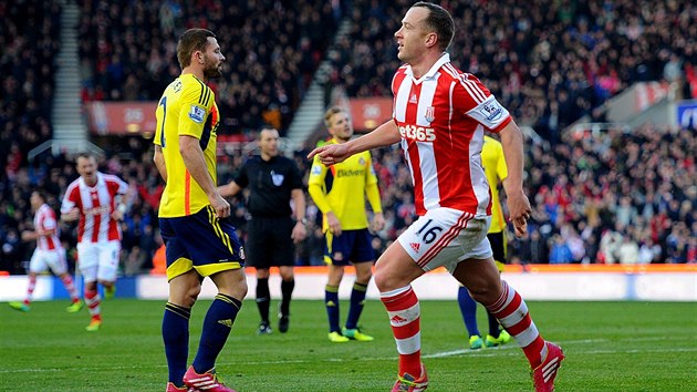 Charlie Adam ze Stoke City (v ervenoblm) slav gl, jen vstelil Sunderlandu.