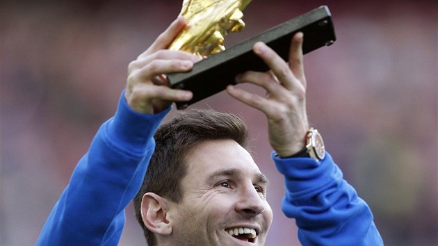 ZAPZUJU VM. tonk Barcelony Lionel Messi jet ped vkopem utkn proti Granad pedvedl divkm Zlatou kopaku, kterou zskal za 46 vstelench branek v evropskch fotbalovch soutch.