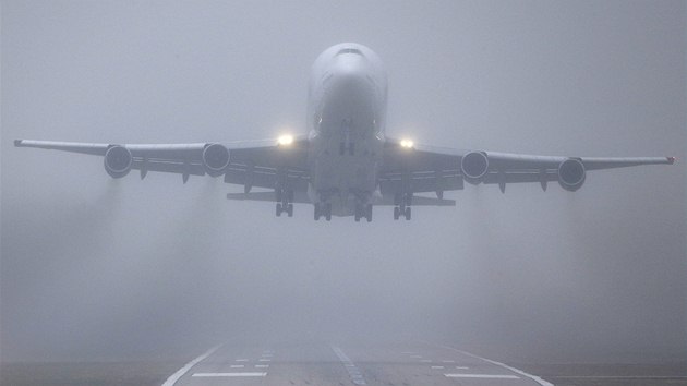 Boeing 747 Dreamlifter, kter pitl na patnm letiti v Kansasu, zvldl druh den vzltnout i z velmi krtk ranveje. 